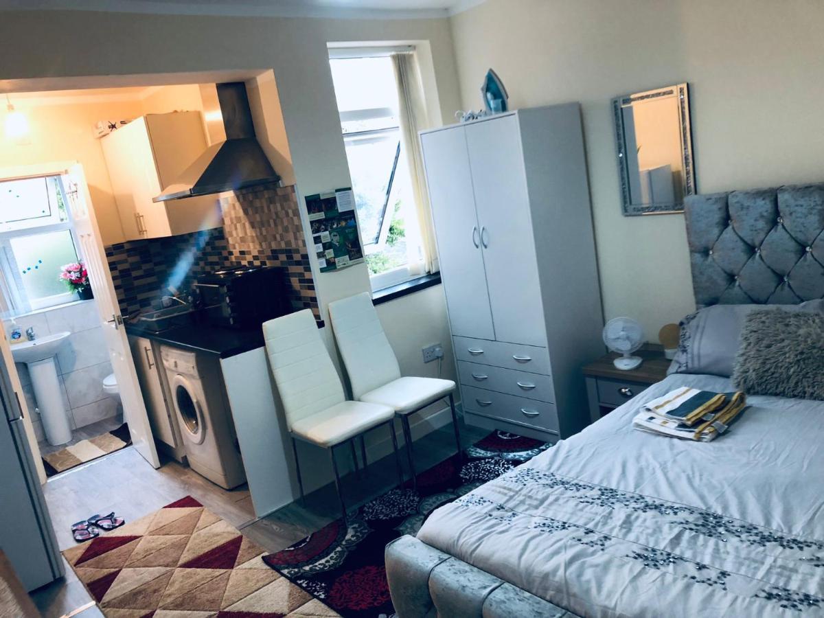 Self-Contained Studio Flat Bathrooms Kitchens Upgrade Locations To City Centre 15 Minutes Walking Distance Nottingham Universities Queen Hospitals City Hospitals 外观 照片